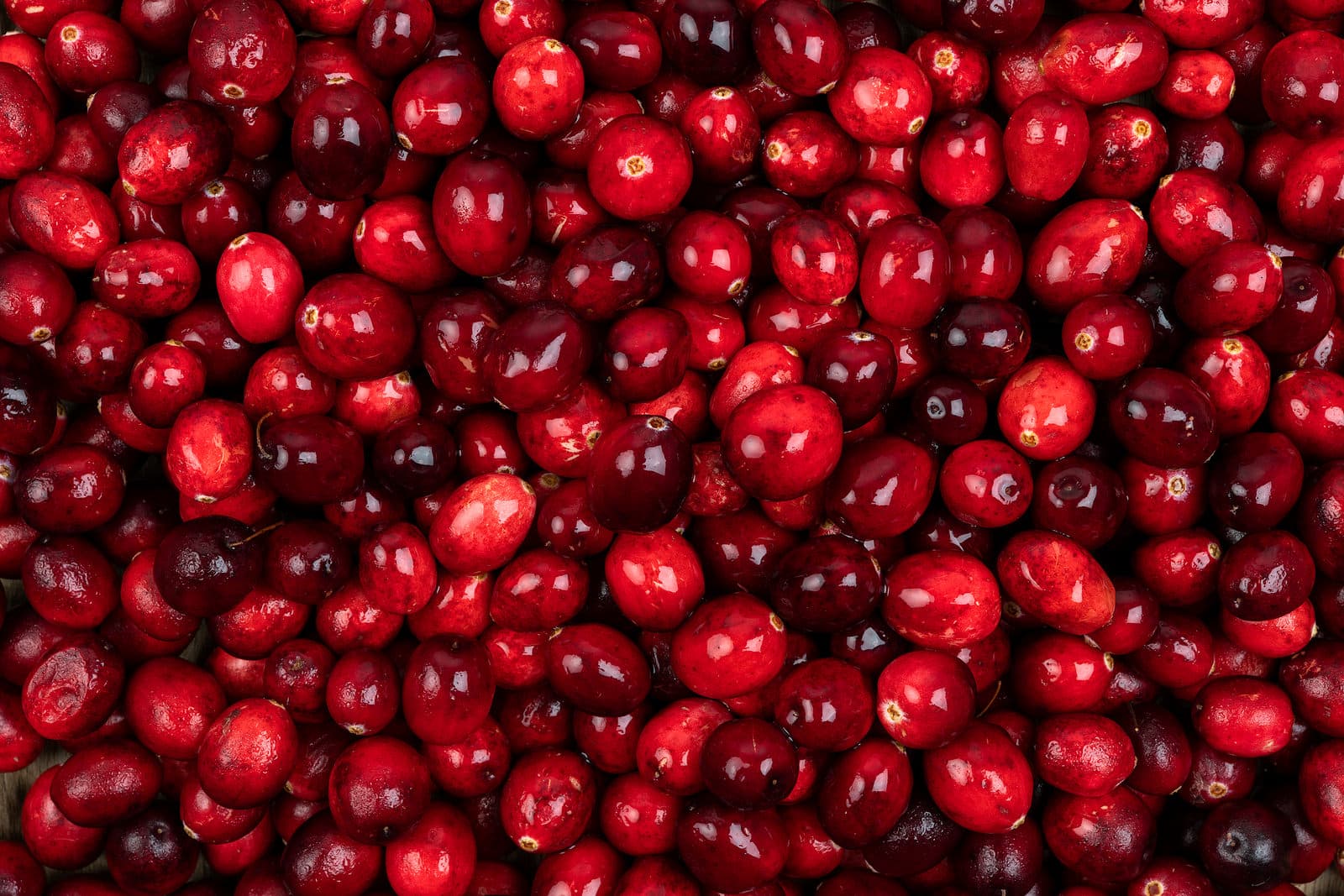 A large pile of cranberries