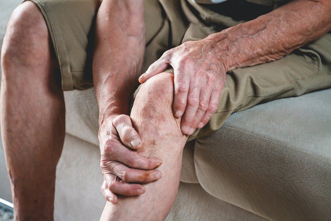 Pain in the legs and knees of an elderly senior

