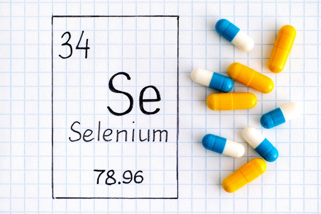Handwriting chemical element Selenium Se with pills. Close-up.
